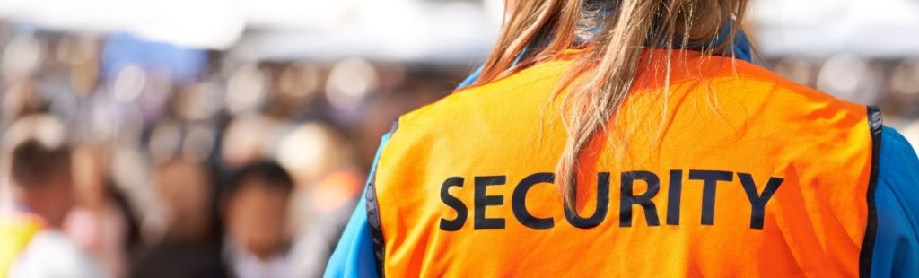 personal de seguridad con chaleco naranja en evento