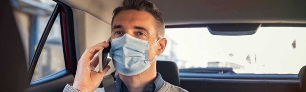 persona con mascarilla en coche
