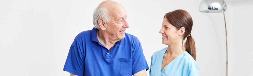 enfermera con paciente de la tercera edad