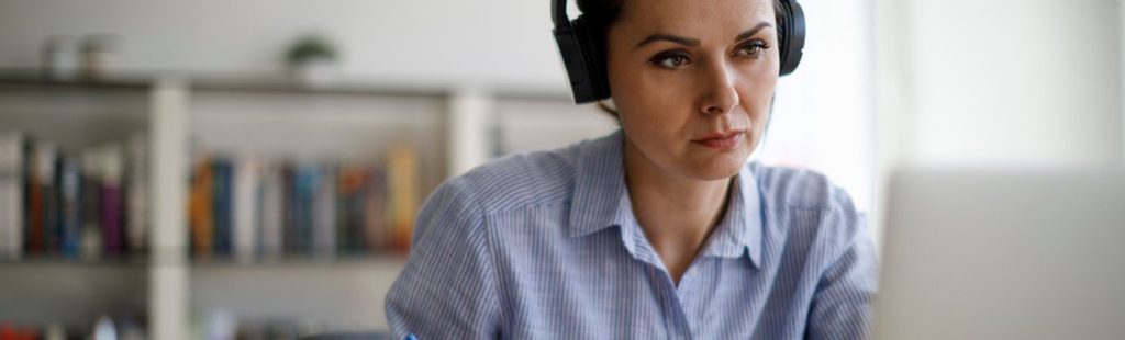 mujer teletrabajando