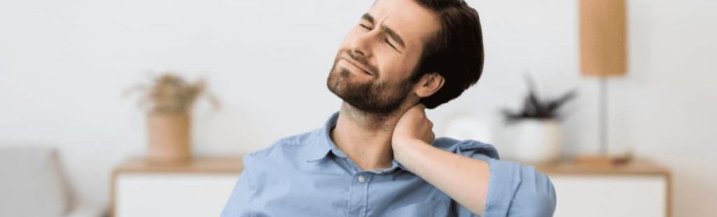 persona con dolor de cuello
