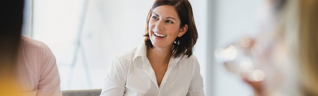 mujer sonriendo en la oficina
