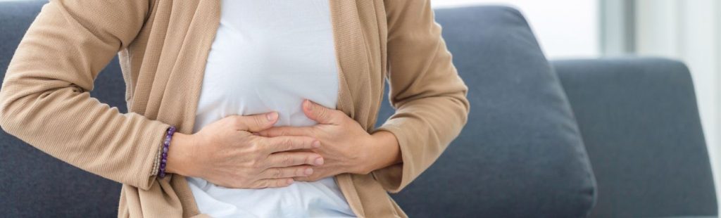 mujer tocándose la barriga