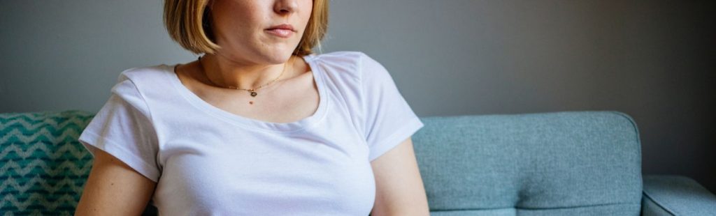 mujer sentada en el sofá
