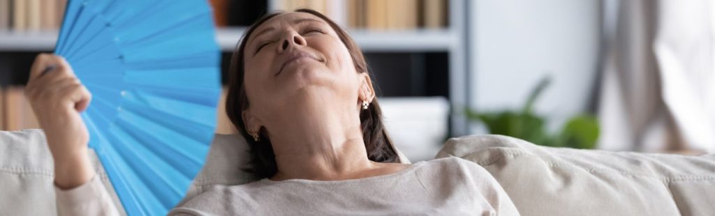 mujer abanicándose