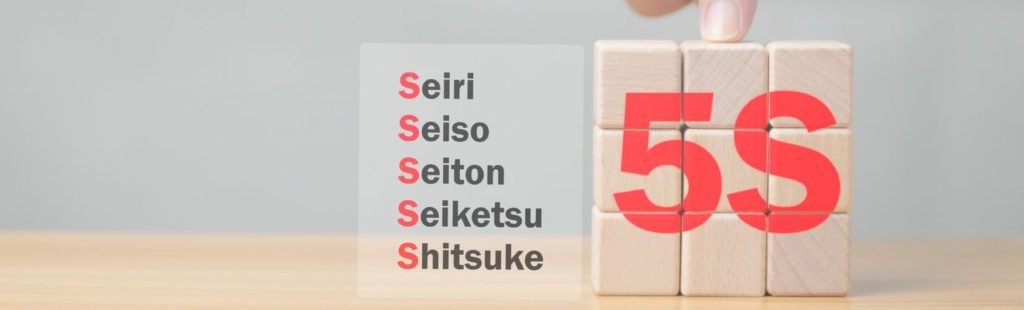 mano sujetando cubo de madera 5s