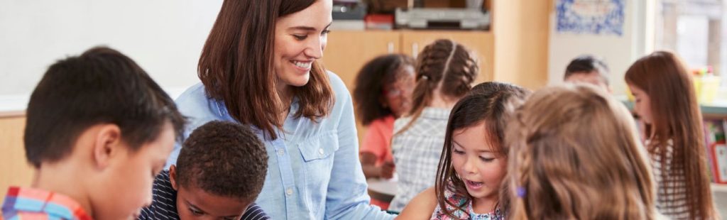 profesora con niños pequeños en clase