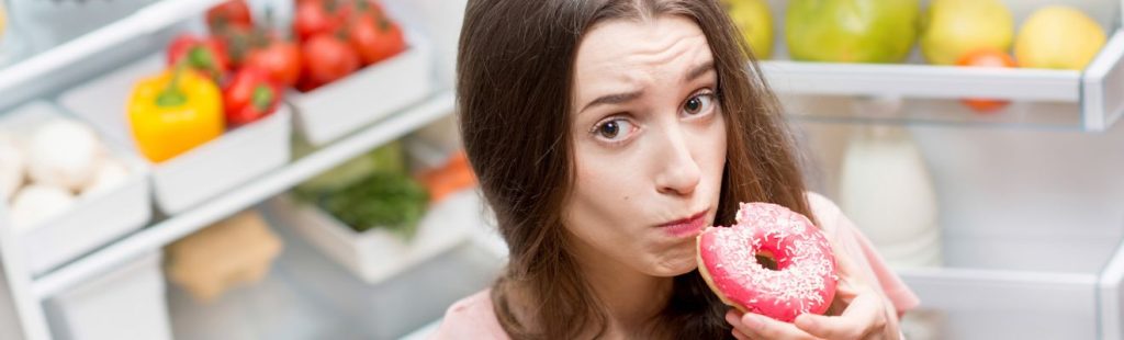 chica joven comiendo bollería dulce