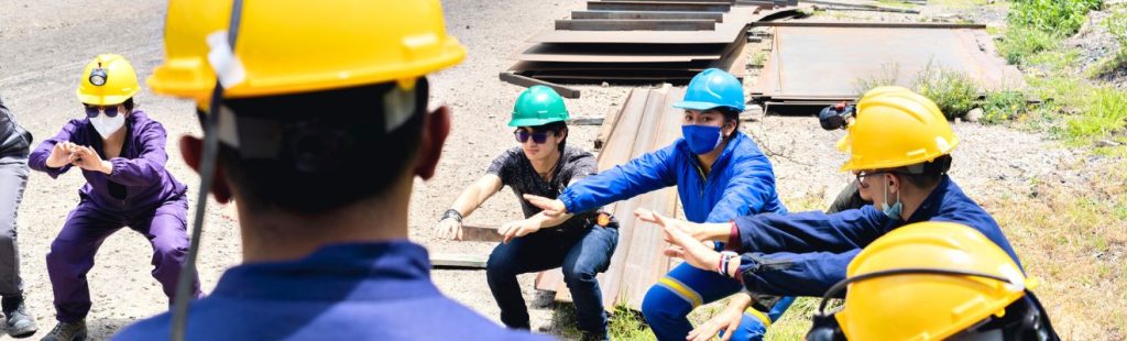 obreros con cascos amarillos en obra latinoamerica