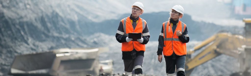 operarios trabajando en una obra a gran altura