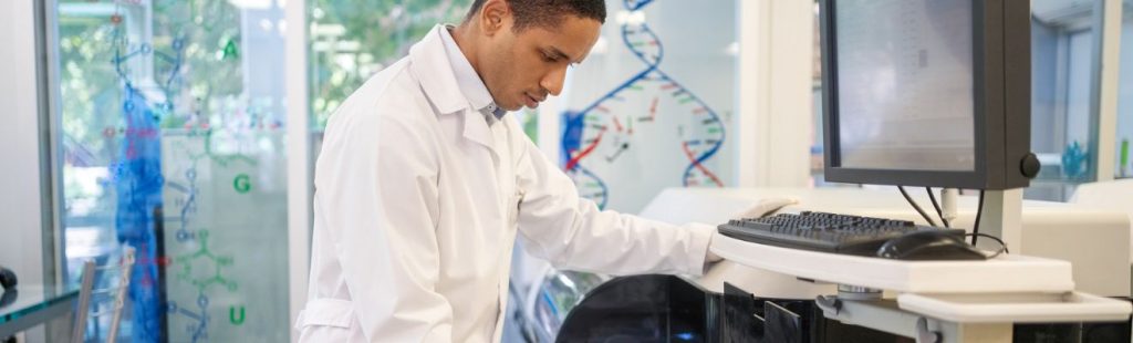 trabajador de laboratorio manipulando sustancias quimicas