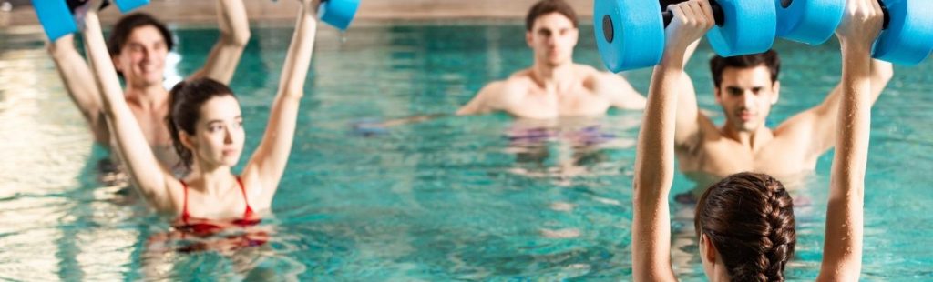 jovenes en la piscina haciendo ejercicio