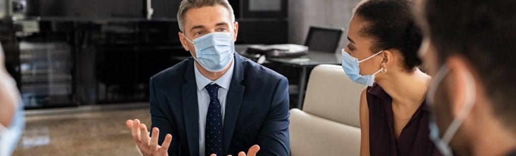 empleados oficina con mascarilla