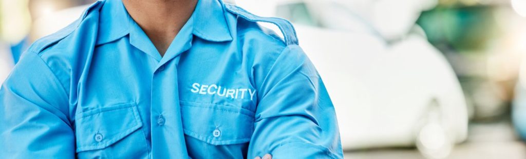 guarda seguridad privada con uniforme azul