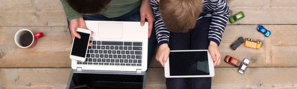 niños con pantallas de dispositivos móviles