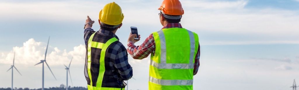 técnicos en un campo de molinos eólicos