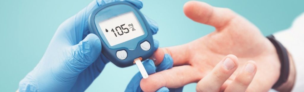medico con aparato medicion azucar en sangre