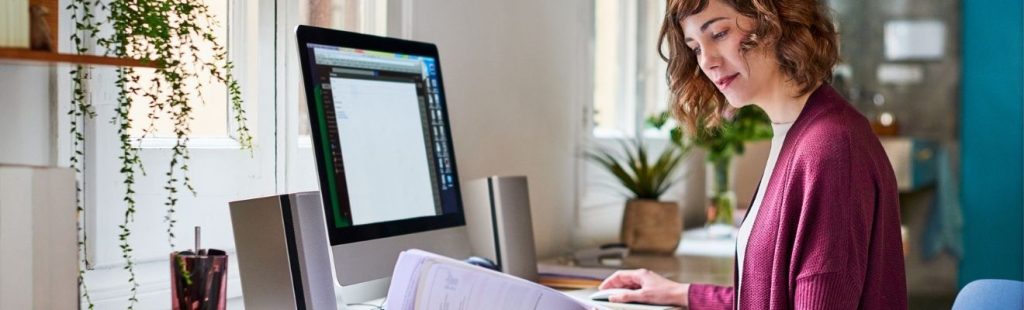 mujer teletrabajando