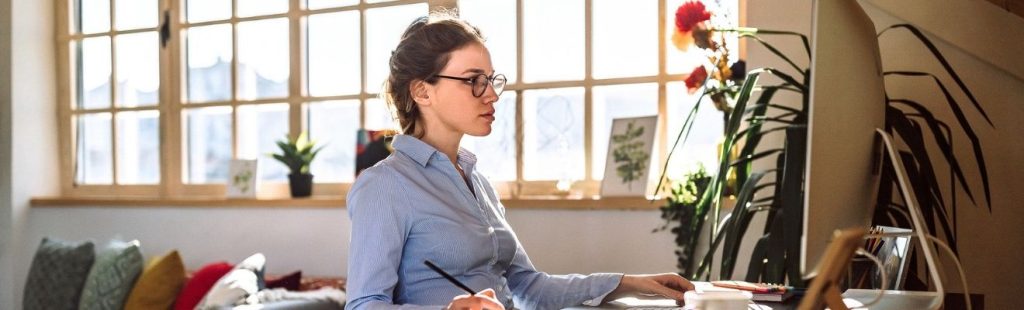 mujer teletrabajando