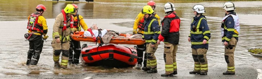 equipos de intervención en una inundación