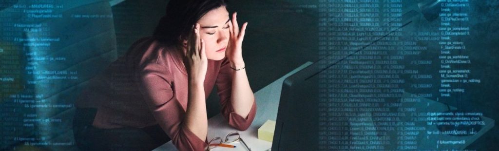 mujer estresada delante de una pantalla de ordenador