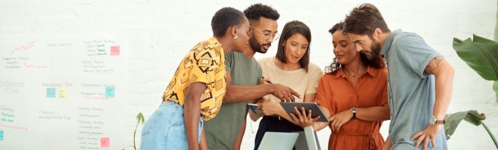 grupo de empleados revisando algo en una tableta