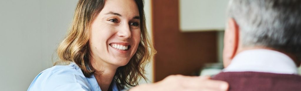 enfermera del trabajo sonriente con paciente