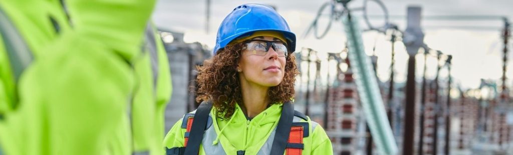 mujer con un equipo de proteccion individual