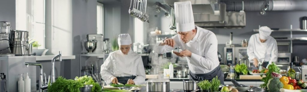 cocineros en una cocina industrial