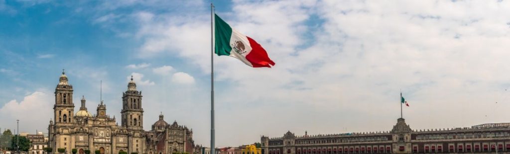 plaza en mexico con bandera