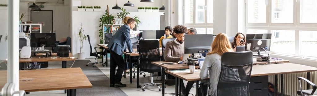 empleados trabajando en una oficina diáfana