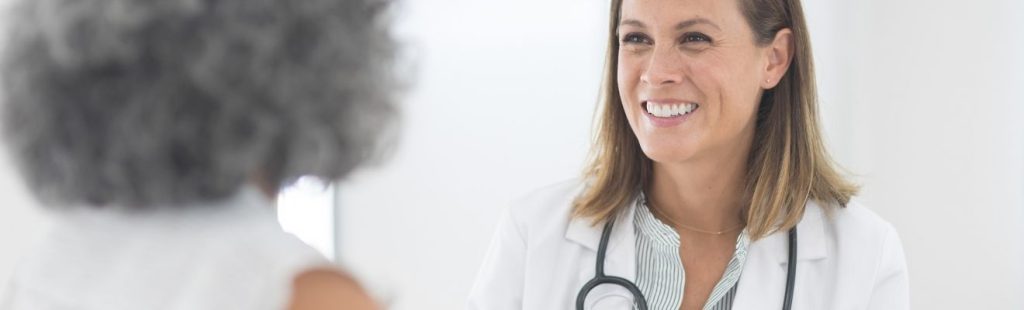 médico sonriente atendiendo a paciente