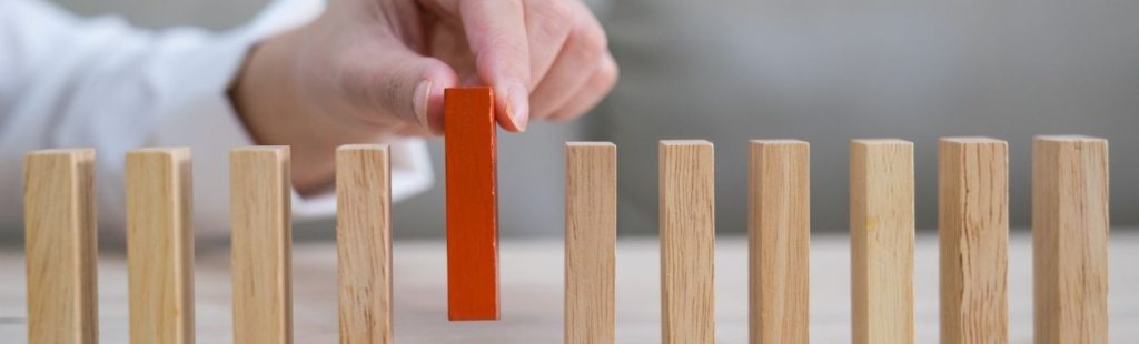 persona cogiendo una tablilla de madera roja