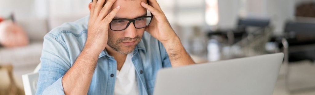 empleado estresado delante del portatil