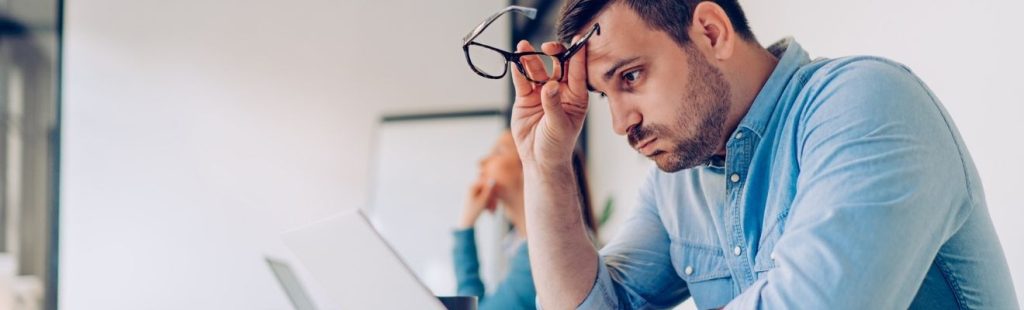 empleado trabajando delante del portátil