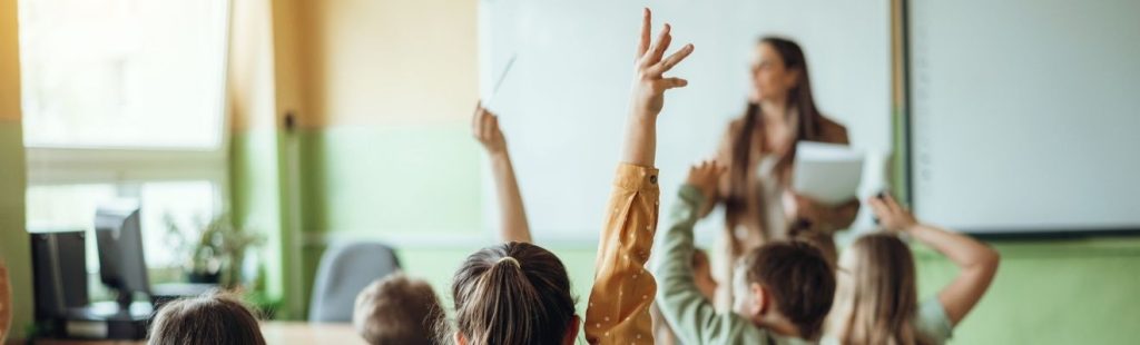 profesora dando clase en un colegio