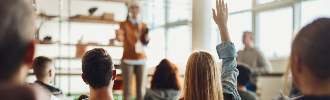 alumnos preguntando en un aula